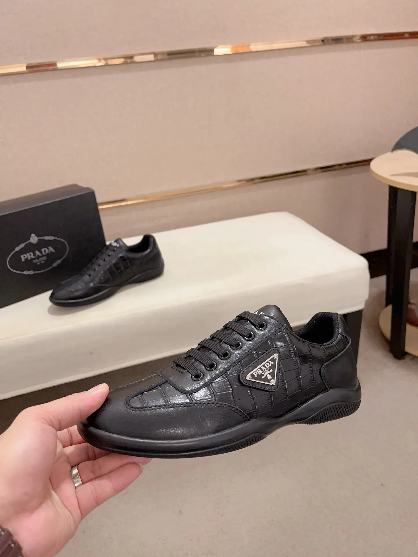 Factory price 420💰 ✔️✔️✔️The new PRADA (Prada) counters are launched simultaneously. The new men's shoes and 😘fabrics are made of selected first-layer cowhide ➕ breathable mesh technology. Lining: Full sheepskin lining. 👍🏿 High-end ☄️ air-cushion molded anti-slip rubber outsole, exquisite lines, simple and elegant, comfortable and high-end for leisure travel. Code number: 38 to 44 (45 can be customized)
